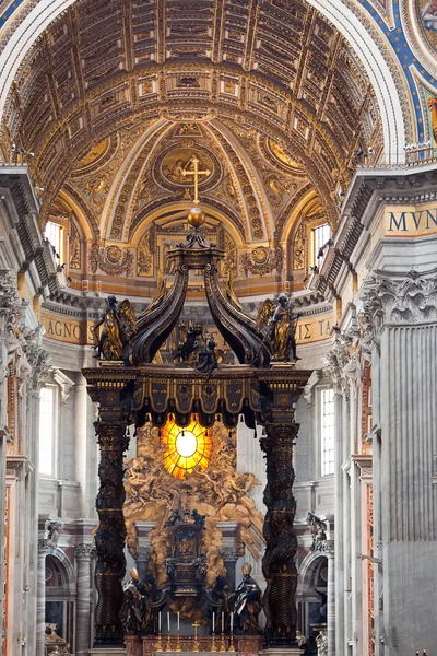Olaszország. Róma. Vatikán. Szent Péter-bazilikától. beltéri megtekintése — Stock Fotó