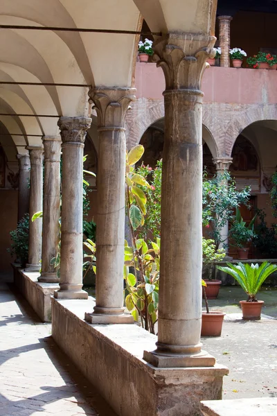 Galería. Columnas. En Roma. Italia — Foto de Stock