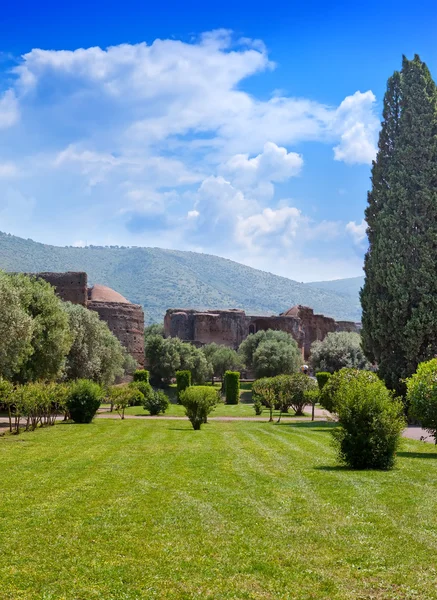 Villa adriana-ruïnes van een keizerlijke landhuis in tivoli in de buurt van rome, van waar de keizer adrian de Romeinse empir regeerde — Stockfoto