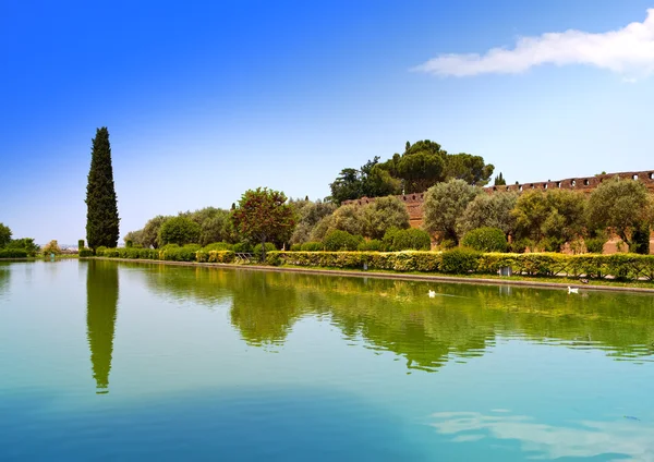 Villa Adriana- ruinas de una casa de campo imperial en Tivoli cerca de Roma, desde donde el emperador Adriano gobernó el Imperio Romano — Foto de Stock