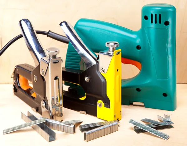 The tool - staplers electrical and manual mechanical - for repair work in the house and on furniture, and brackets — Stock Photo, Image