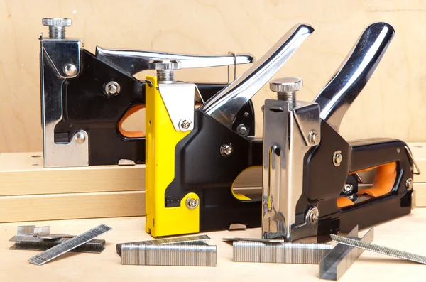 Металевий степлер для ремонтних робіт в будинку — стокове фото