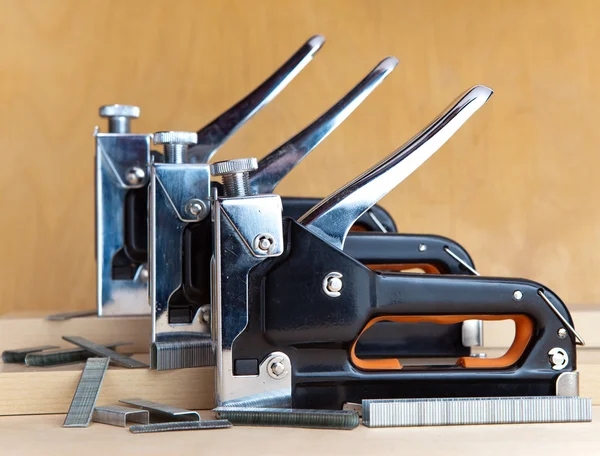 Grapadora de metal para trabajos de reparación en la casa —  Fotos de Stock