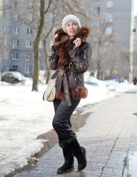 겨울에 거리에 모피 칼라 재킷에 젊은 여자 — 스톡 사진