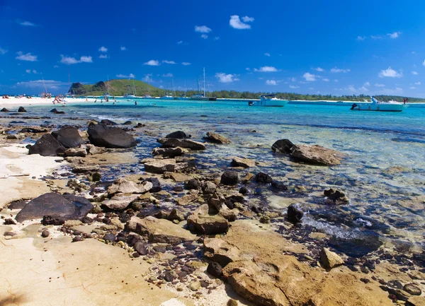 Katamarane und Boote in einer Bucht. Mauritius — Stockfoto