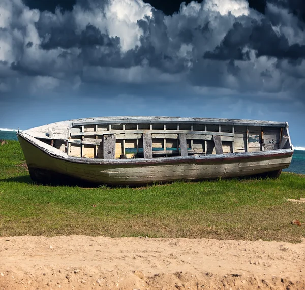 The turned boat on seacoast — Stock Photo, Image