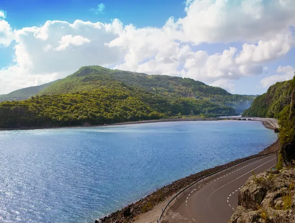 De weg tussen hills op het meer. Mauritius — Stockfoto