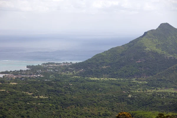 Mauritius. uitzicht op bergen en Indische Oceaan — Stockfoto