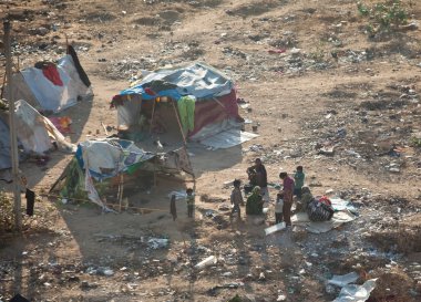 Jaipur, Hindistan - 29 Ocak: çadır zavallı evsiz atık zemin üzerinde 29 Ocak 2014 yılında jaipur, Hindistan.