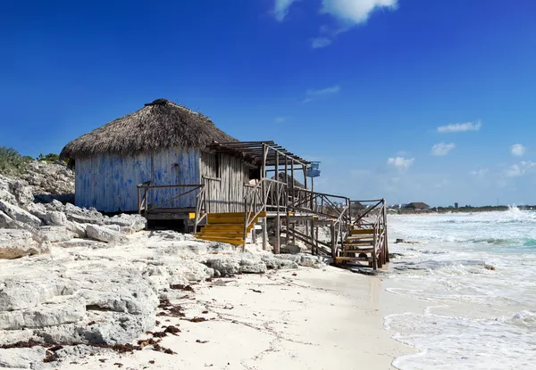 Trä hydda på stranden. Cayo largo's island, Kuba — Stockfoto