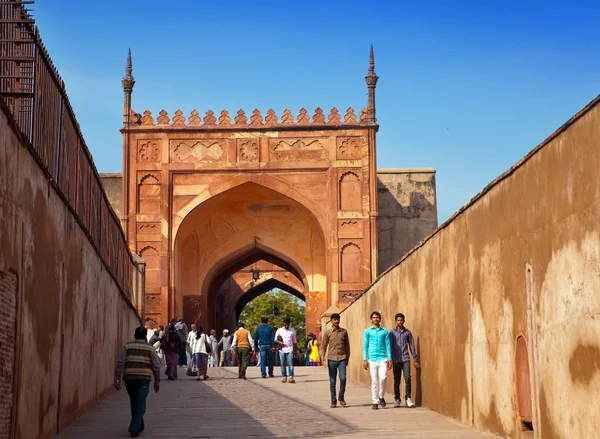 AGRA, INDE - 28 JANVIER : Une foule de touristes visitent Red Fort Agra le 28 janvier 2014 à Agra, Uttar Pradesh, Inde. Le fort est l'ancienne capitale de l'Empire moghol et un site du patrimoine mondial de l'UNESCO . — Photo