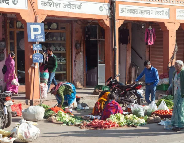 JAIPUR,INDIA - JANUARY 29: Seller selling the vegetables in Jaipur street, on January 29, 2014 in Jaipur, India — Stock Photo, Image