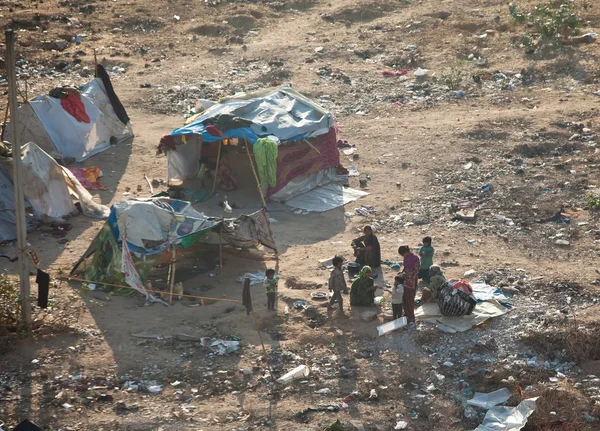 JAIPUR, ÍNDIA - JANEIRO 29: Tendas dos pobres sem teto no terreno de resíduos em 29 de janeiro de 2014 em Jaipur, Índia . — Fotografia de Stock