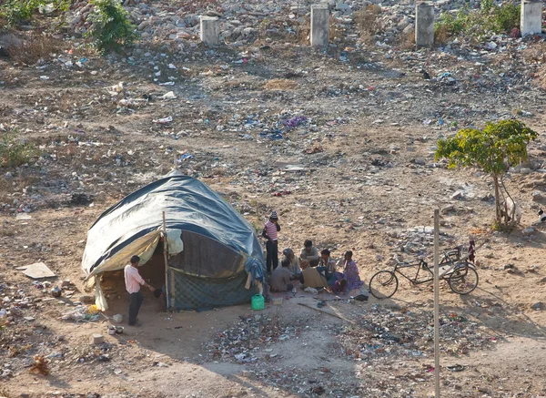 JAIPUR,INDIA - JANUARY 29: Tents of the poor homeless on the waste ground on January 29, 2014 in Jaipur, India. — Stock Photo, Image