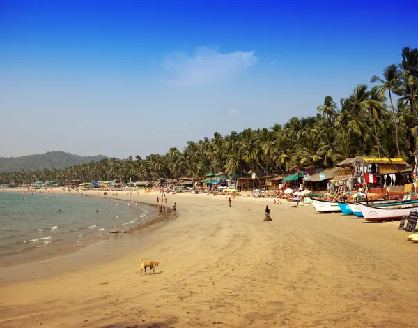 GOA, INDIA - 31 DE ENERO: Vacacionistas, vendedores, cafetería en la playa tropical Palolem, el 31 de enero de 2014 en Goa, India — Foto de Stock