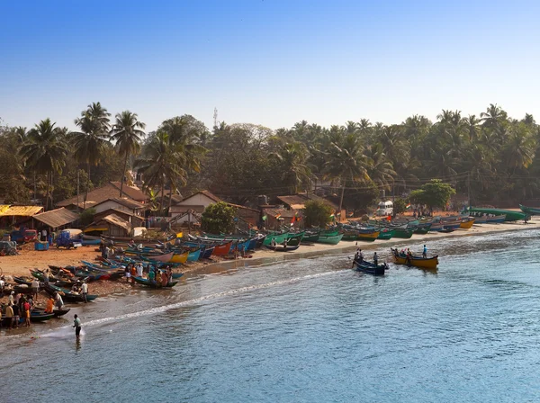 GOKARNA, INDIA - 31 DE ENERO: barcos de pesca en una bahía en Gokarna el 31 de enero de 2014 en Karnataka, India . — Foto de Stock