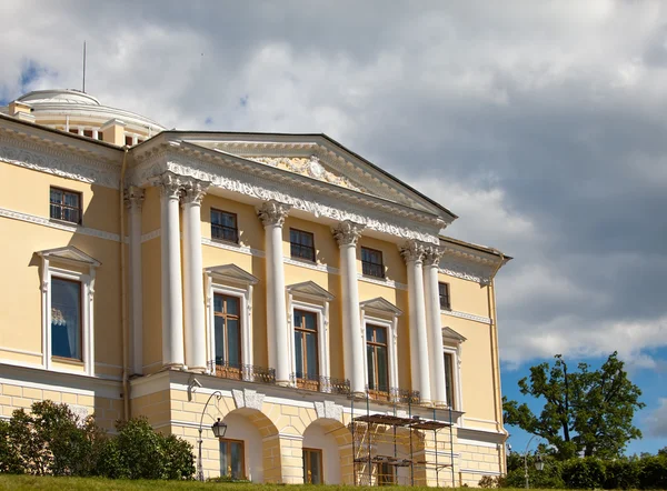 Rusia. Palacio en Pavlovsk, cerca de San Petersburgo, en verano — Foto de Stock