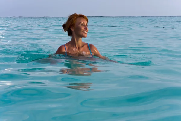 La femme heureuse dans les vagues de la mer — Photo