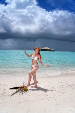 bir plajda güzel bir genç kadın