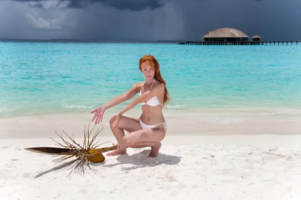 La jeune belle femme sur une plage — Photo