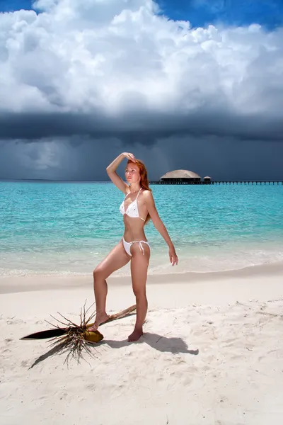 Bir plajda güzel bir genç kadın — Stok fotoğraf