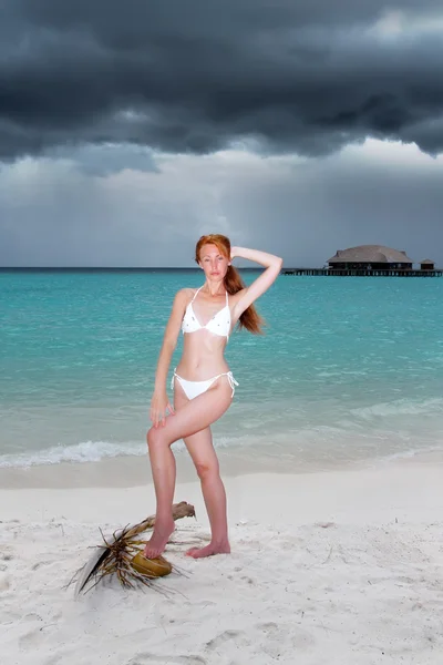 Bir plajda güzel bir genç kadın — Stok fotoğraf