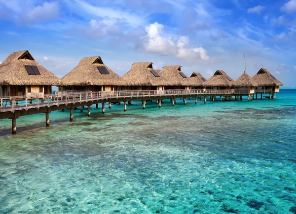 Paysage polynésien typique - petites maisons sur l'eau. — Photo