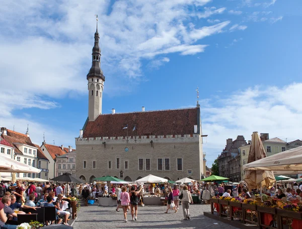 Tallinn, Estonya-16 Haziran: kalabalık bir turist ziyaret edin Belediye Meydanı Sergisi günde eski şehrin 16 Haziran 2012, tallinn, Estonya. — Stok fotoğraf