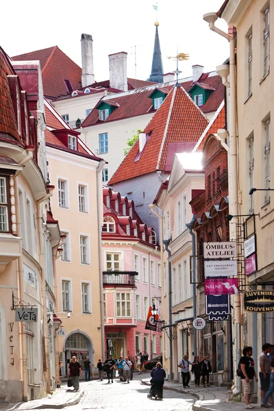 Tallinn, Estonya-16 Haziran: kalabalık bir turist ziyaret şehrin eski 16 Haziran 2012, tallinn, Estonya