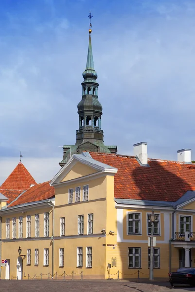 Beskåda av spike Nikolaikyrkan (niguliste) genom gamla hus. gamla staden, tallinn, Estland — Stockfoto