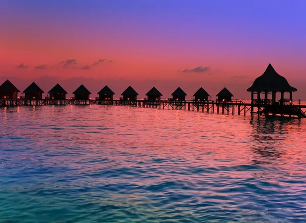 Île dans l'océan, Maldives. Coucher de soleil . — Photo