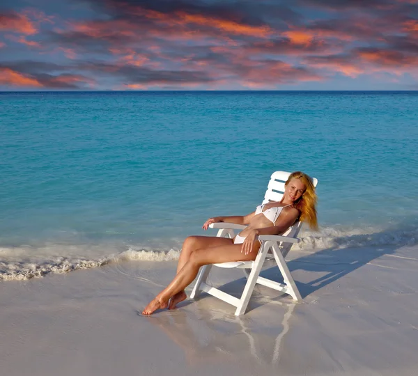 Giovane bella donna in una sedia a sdraio all'oceano — Foto Stock