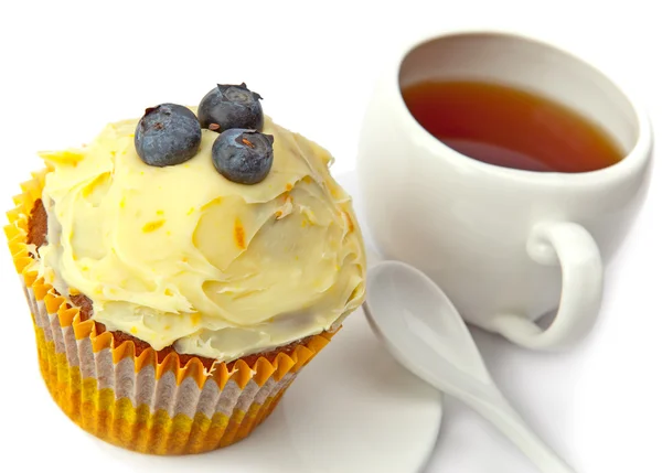 Obstkuchen mit einer Beere und einer Tasse Tee — Stockfoto