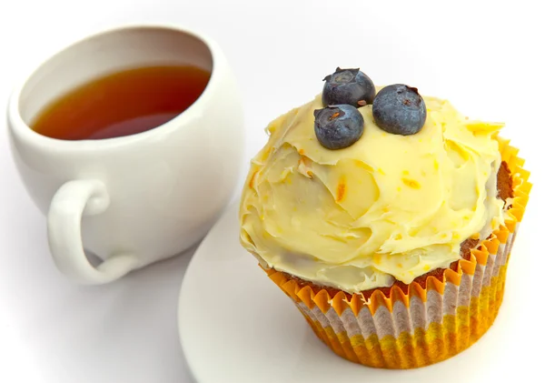 Pastel de frutas con una baya y una taza de té — Foto de Stock
