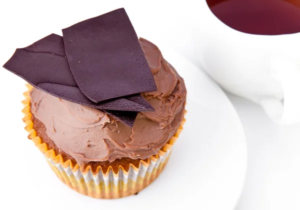 Bolo de frutas de chocolate e xícara de chá — Fotografia de Stock