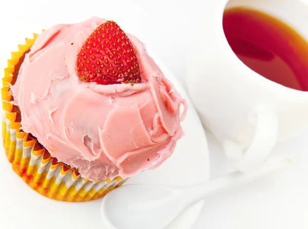 Pastel de frutas con una fresa y una taza de té — Foto de Stock