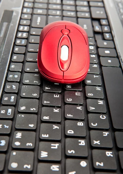 O rato de computador vermelho no teclado preto — Fotografia de Stock