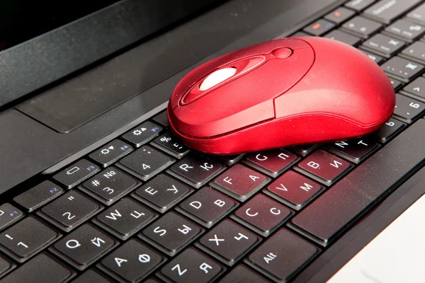 黑色键盘上的红色电脑鼠标 — 图库照片