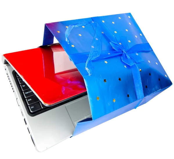 Il computer portatile in un pacco di regalo — Foto Stock