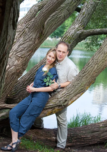 Счастливый мужчина и женщина у озера — стоковое фото