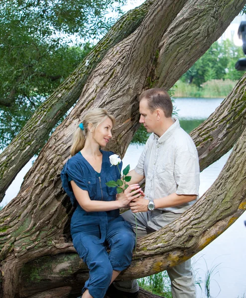 Hombre feliz y la mujer cerca del lago — Foto de Stock