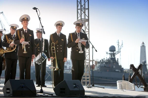 Military band musicians perform on a city holiday, devoted to the 150th anniversary of Petrovsky park in August 27, 2011 in Kronstadt, Russia — Stock Photo, Image