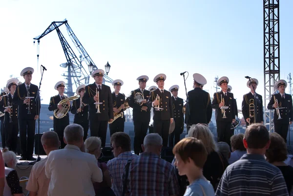 Музыканты военного оркестра выступают на городском празднике, посвященном 150-летию Петровского парка 27 августа 2011 года в Кронштадте, Россия — стоковое фото