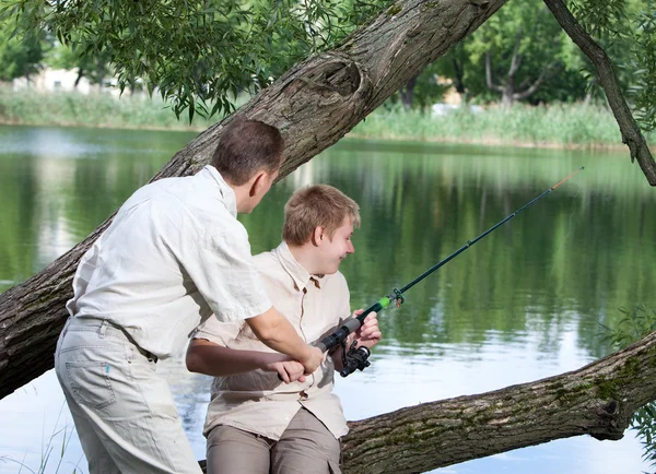 De vader vraagt een vissen te pakken van de zoon te vissen — Stockfoto