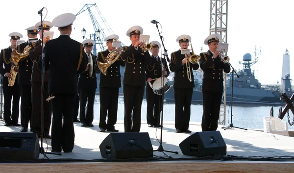 Military band musicians perform on a city holiday, devoted to the 150th anniversary of Petrovsky park in August 27, 2011 in Kronstadt, Russia — Stock Photo, Image