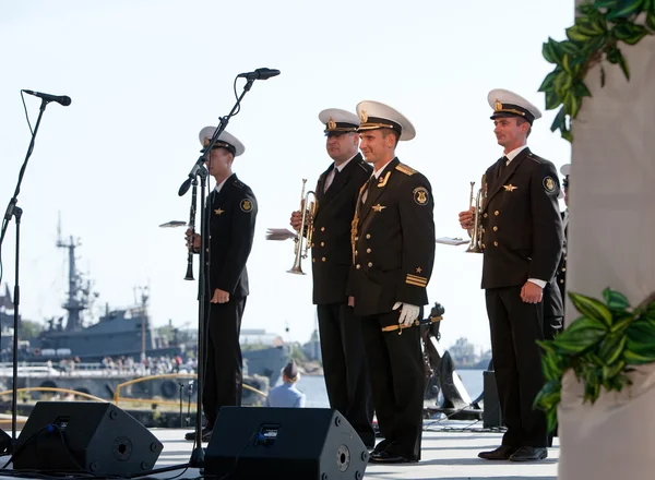 Музыканты военного оркестра выступают на городском празднике, посвященном 150-летию Петровского парка 27 августа 2011 года в Кронштадте, Россия — стоковое фото