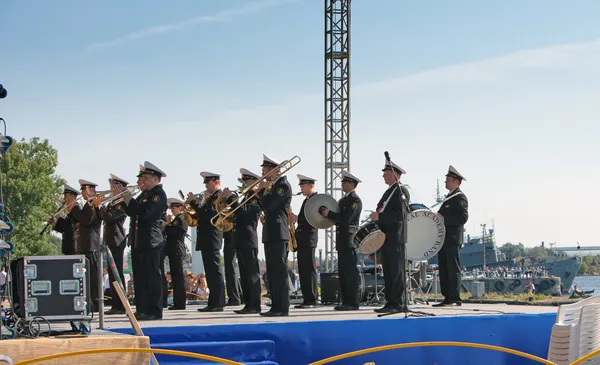 Military band musicians perform on a city holiday, devoted to the 150th anniversary of Petrovsky park in August 27, 2011 in Kronstadt, Russia — Stock Photo, Image