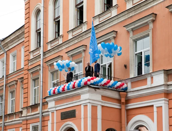 Administration near a school flag on the first day of school on September 1, 2011 in Saint-Petersburg, Russia — Stock Photo, Image