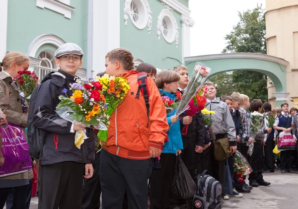 Children with flowers near the School on the first day of school on September 1, 2011 in Saint-Petersburg, Russia — Stock Photo, Image