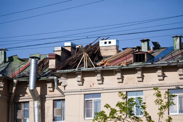 Reparatur eines Daches auf dem städtischen Gebäude — Stockfoto